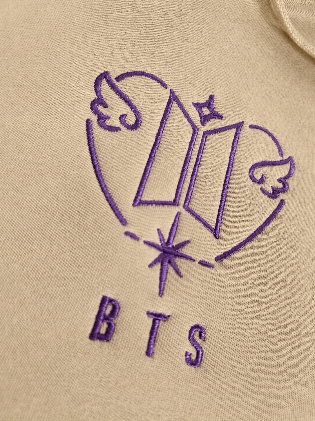 POLERÓN BORDADO - LOGO BTS ARMY